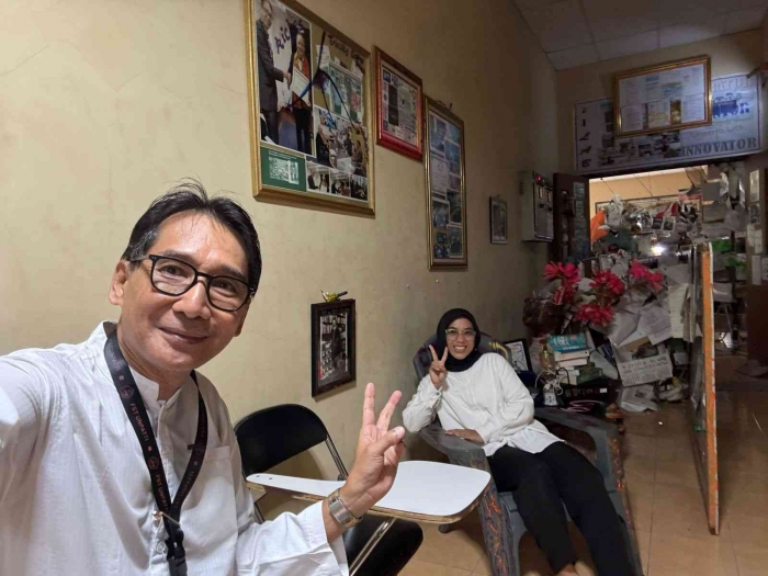 (Foto selfie) Dengan ibu Dwi di ruang tamu lab EAT yang kreatif.