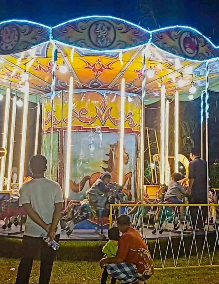 Hiburan legend pasar malam: jaran dongklak (dokumentasi pribadi: Isti Yogiswandani)