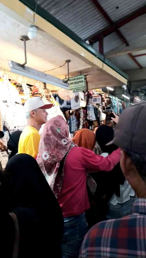 Mendadak ketemu Pak Ganjar Pranowo di Pasar Beringharjo Yogyakarta (Dokpri Agustina)