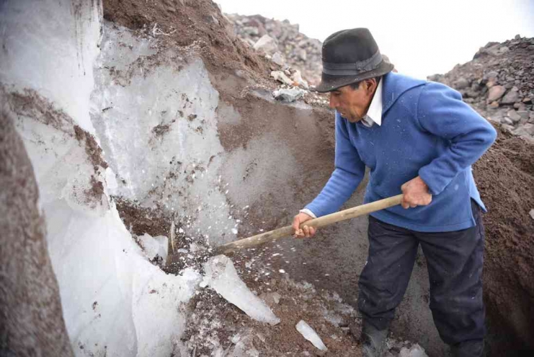 Proses Penambang es oleh Baltazar Uscha. Sumber: film Dokumenter New York Times