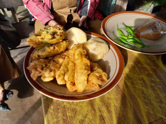 menikmati minuman hangat dan kue/gorengan (dokpri)