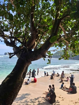 Pantai Tanjung Penyu yang selalu ramai pengunjung sejak dibuka untuk umum - Dok. Wilbert Rashya