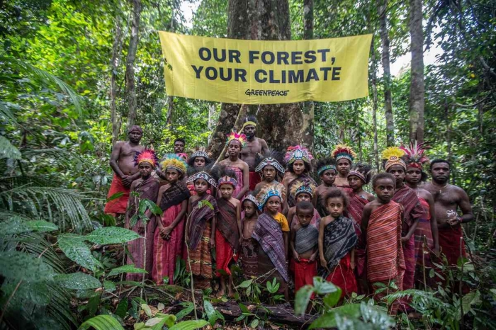 Foto anak mudah adat Knasaimos. (Sumber : greenpeace idonesia)