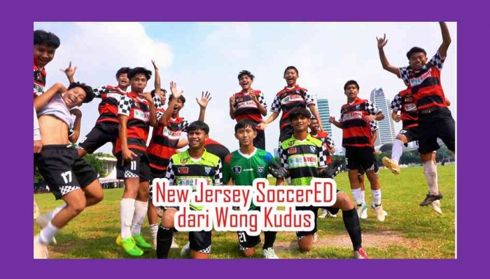 Jersey keren, donasi dari pelaku usaha kuliner Wong Kudus, untuk pembinaan sepak bola remaja. Foto: Isson Khairul