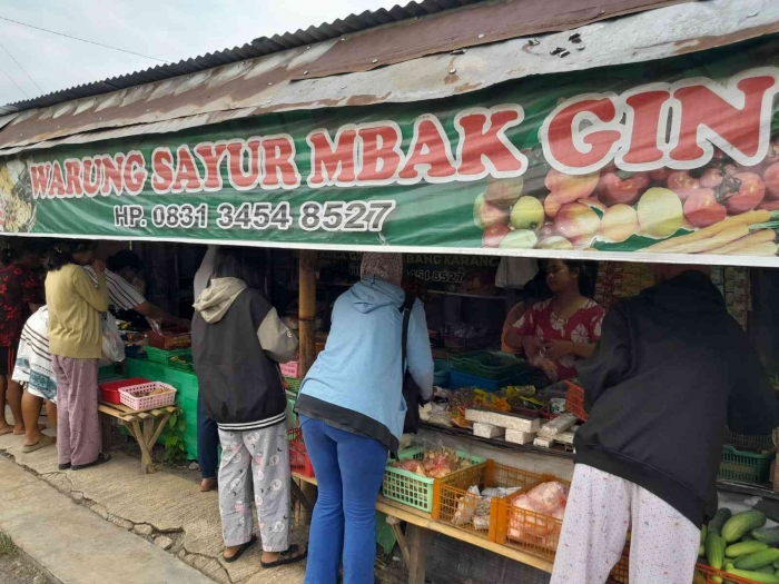 Para pembeli memilih sendiri sayur yang akan dibeli (dokpri)