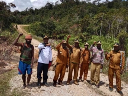 Kadisdik Bogobaida Fransiskus Muyapa berfoto bersama kepala desa asal distrik Bogobaida