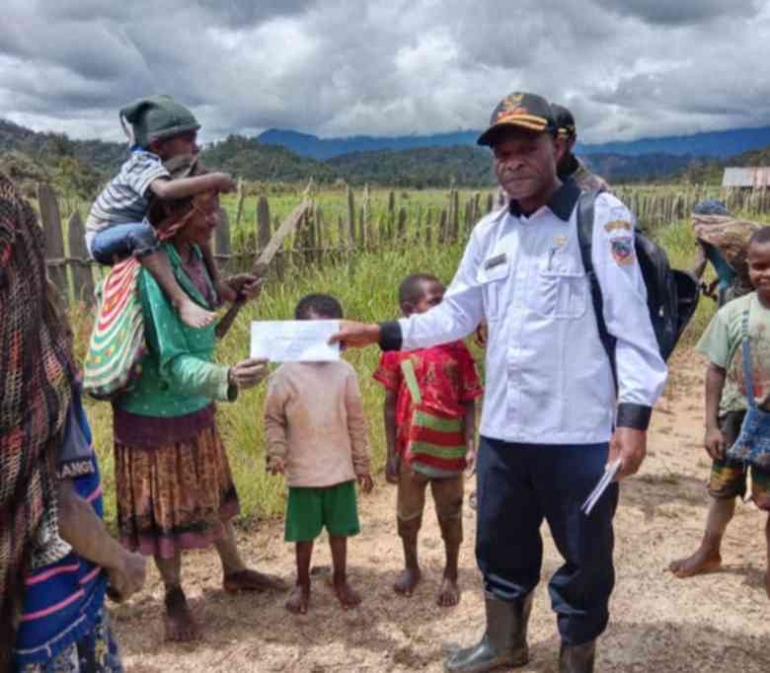Kadisdik Bogobaida, Kab Paniai, Fransiskus Muyapa, berikan Dana BLT kepada Masyarakat distrik Bogobaida (Dok.Prib)