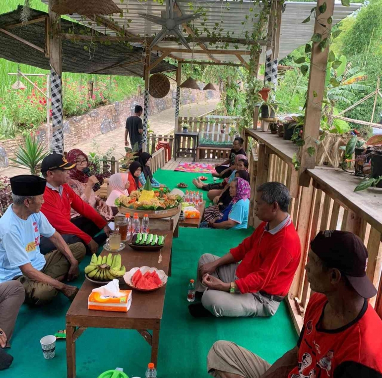Ibu Khusnul Khotimah Kusumawati dan warga dalam selamatan hari jadi Wisata Sumber Gentong 2 Februari 2024 - IG @wisatasumbergentong