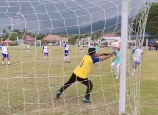 Kiper Awaluddin menahan bola tendangan lawan. Dokumentasi Awaluddin via Poto Bola Palu