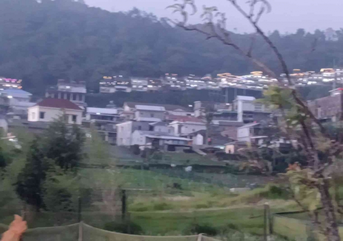 Cuaca cerah, dengan pemandangan kota dan deretan gedung di sebelah Utara (dokumentasi pribadi: Isti Yogiswandani)