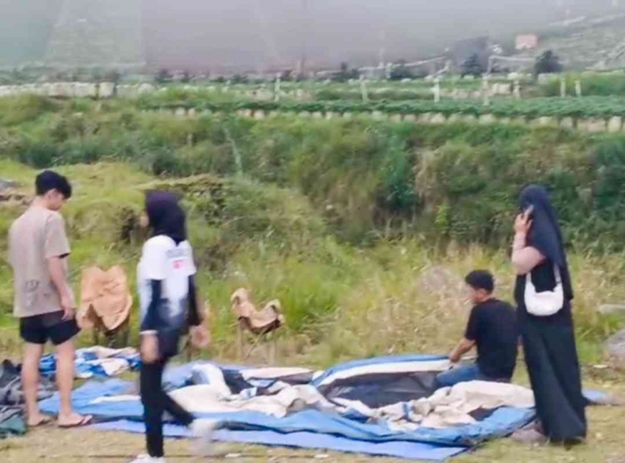 Bekerja sama mendirikan tenda (Dokumentasi pribadi: Isti Yogiswandani)