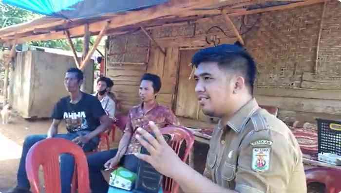 Poktan Bukit Jambi Gunung Katun, berdiskusi dengan PPL soal kelangkaan pupuk dan solusi alternatif agar tetap punya pupuk (dok foto: Gregorius Nafanu)