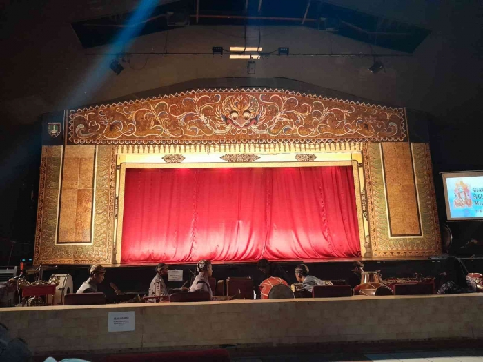 Tirai panggung berwarna merah (dokpri)