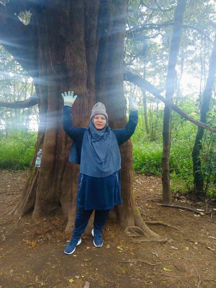 Penunggu pohon, hehehe....(Dokumentasi pribadi: Isti Yogiswandani).