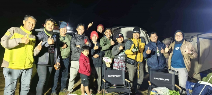 Peserta Camping Silaturahim CAF Mampiro berpose bersama (dokumentasi pribadi: Om Zamzam)