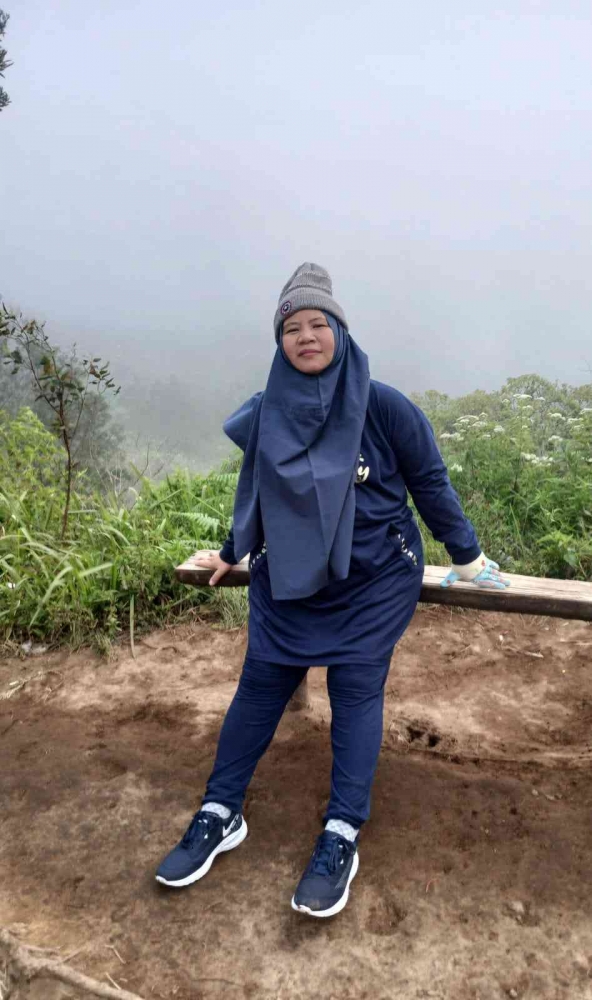 Istirahat dulu. Letoy meski tak membawa beban tas(dokumentasi pribadi: Isti Yogiswandani)