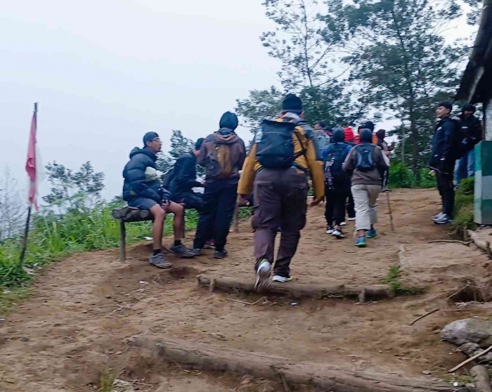 Kukira sudah sampai puncak, ternyata hanya warung tempat istirahat (dokumentasi pribadi: Isti Yogiswandani)