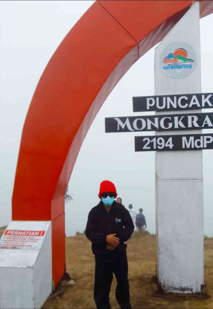 Ayah sudah sampai di puncak Bukit Mongkrang 2194 mdpl(dokumentasi pribadi).