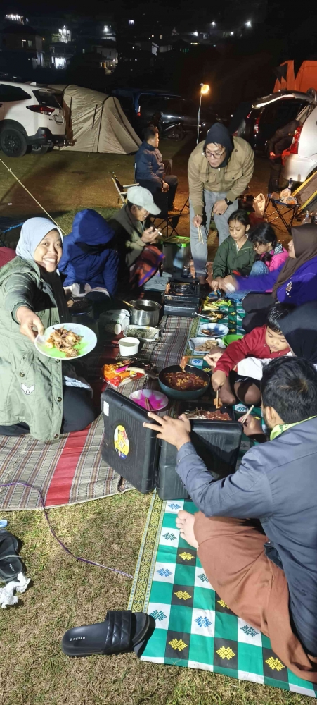 Bercengkrama bersama keluarga (dokumentasi pribadi: Om Zamzam)
