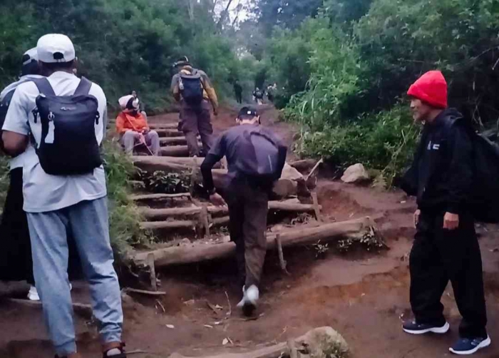 Alam mulai terang, rute pendakian terlihat jelas (dokumentasi pribadi: Isti Yogiswandani)