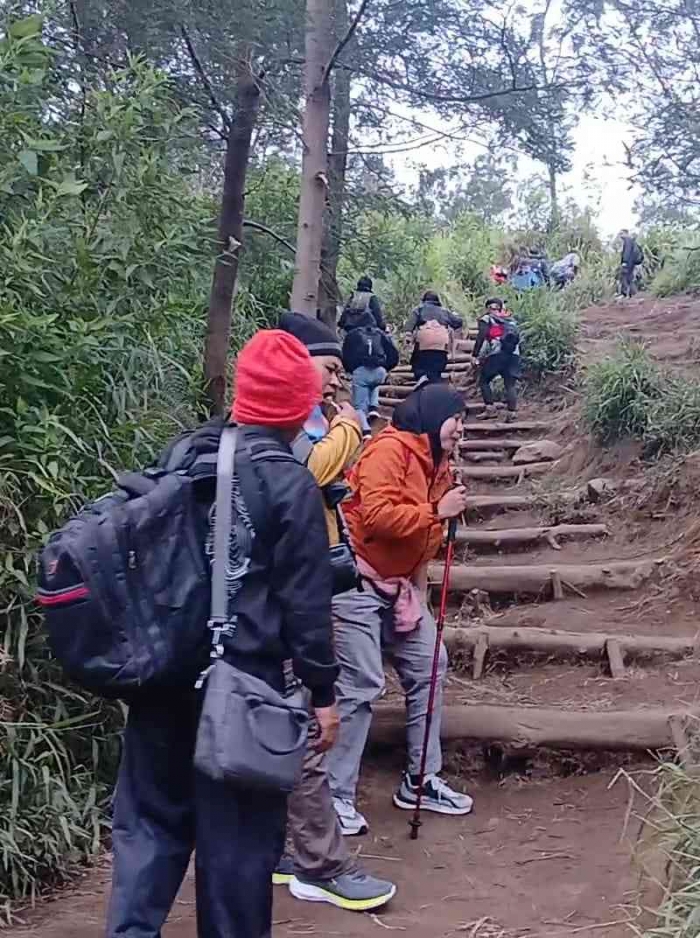 Melanjutkan perjalanan bersama Om Annas dan keluarga (dokumentasi pribadi: Isti Yogiswandani)