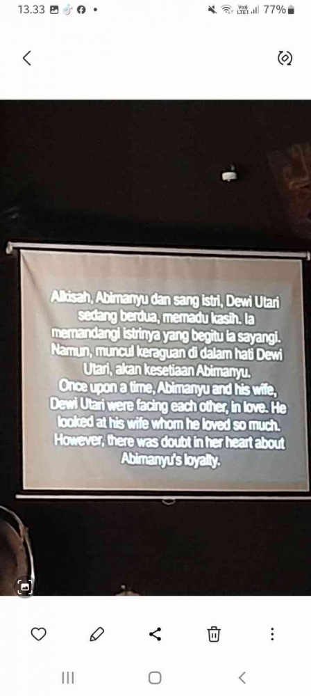 Deskripsi adegan pada layar di samping panggung (dokpri)