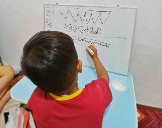 Begini trik bimbingan belajar informal untuk anak di rumah sebelum masuk TK. (Foto AKBAR PITOPANG)