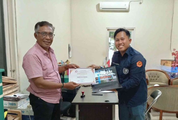 Penyerahan Sertifikat Apresiasi dari Mitra Perusahaan PT. Duta Albasy kepada Mahasiswa UNNES