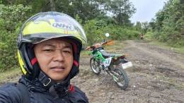 Di puncak rangkaian pegunungan jalur sunyi Rano-Bonggakaradeng. (Sumber: Dokumentasi Pribadi)