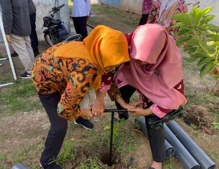 Praktik Pembuatan Komposter Lubang Biopori