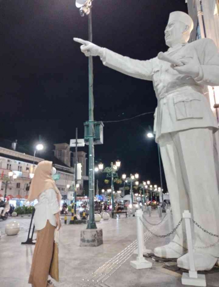 Saya dan patung raksasa Bung Karno (Dokpri Agustina)