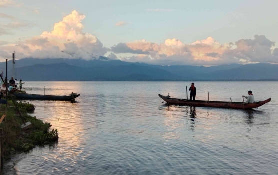Menikmati keindahan Danau dengan perahu. (Dokumentasi Pribadi)