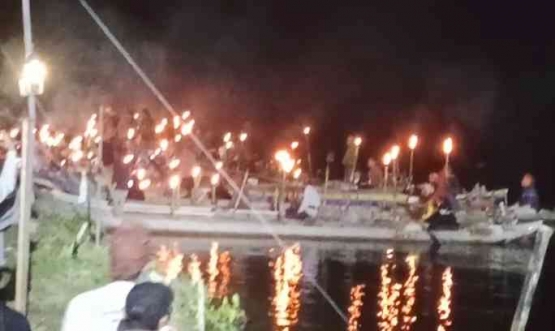 Parade obor melalui Danau dengan perahu. (Dokumentasi Pribadi)