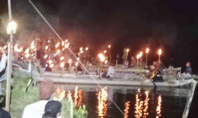 Parade obor melalui Danau dengan perahu. (Dokumentasi Pribadi)