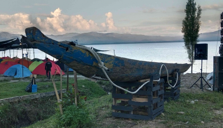 Perahu Danau Lindu jadi perhatian pengunjung. (Dokumentasi Pribadi)