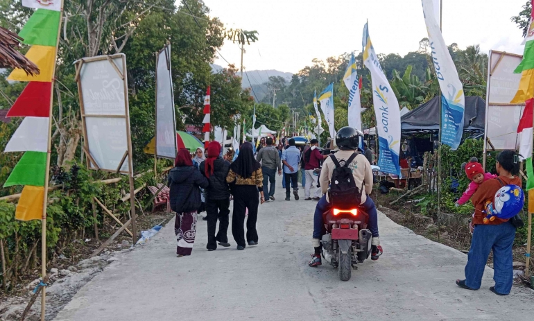 Kepadatan pengendara di Desa Tomado Lindu. (Dokumentasi Pribadi)