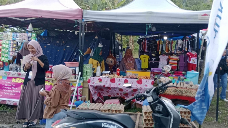 Para pedagang kuliner meraih pendapatan dari kegiatan FDL. (Dokumentasi Pribadi)