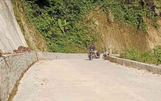 Ruas jalan Sadaunta ke Tomado Lindu dalam kondisi mantap. (Dokumentasi Pribadi)
