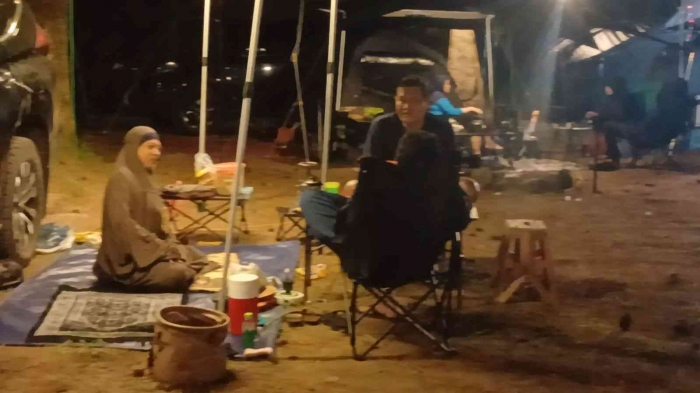 Bersantai di tenda(Dokumentasi pribadi: Isti Yogiswandani)