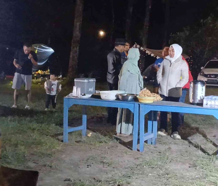 Tim konsumsi sudah mempersiapkan hidangan makan malam (dokumentasi pribadi: Isti Yogiswandani)