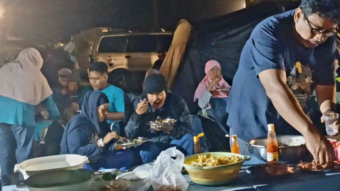 Menikmati makan malam bersama (dokumentasi pribadi: Isti Yogiswandani)