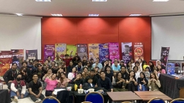 Foto Bersama mahasiswa DKV dalam UAS Kolaborasi -- Project Kewirausahaan