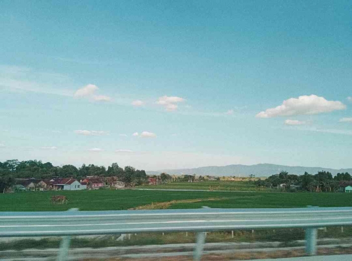 Menikmati kenyamanan di jalan tol dengan indahnya pemandangan saat cuaca cerah(dokumentasi pribadi: Isti Yogiswandani)