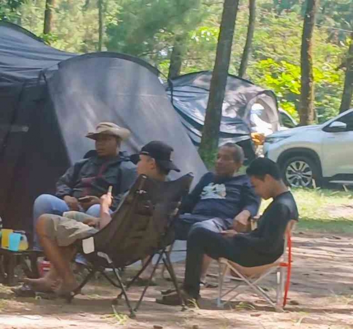 Bersantai saat camping (dokumentasi pribadi: Isti Yogiswandani)