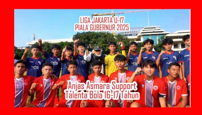 Anjas Asmara, legenda sepak bola Indonesia, bersama talenta muda Liga Jakarta U-17. Foto: Isson Khairul