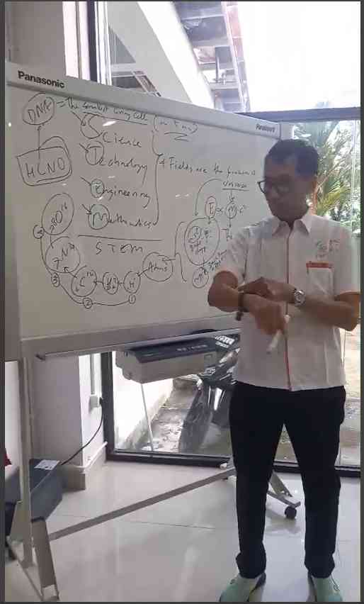 (Captured from recorded video in American Corner) Prof. Elim teaching style of meaningful and convenient learning of STEM.