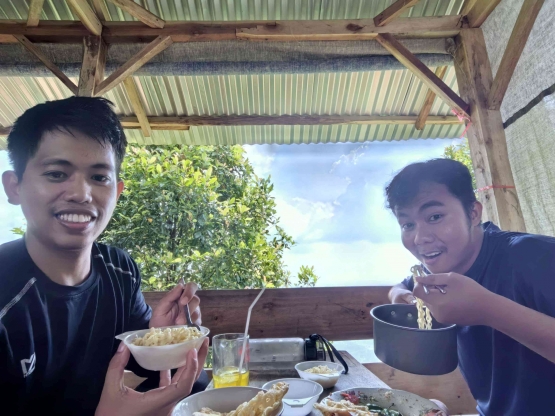 Banyak Warung di sekitar puncak Paniisan (sumber : pribadi)