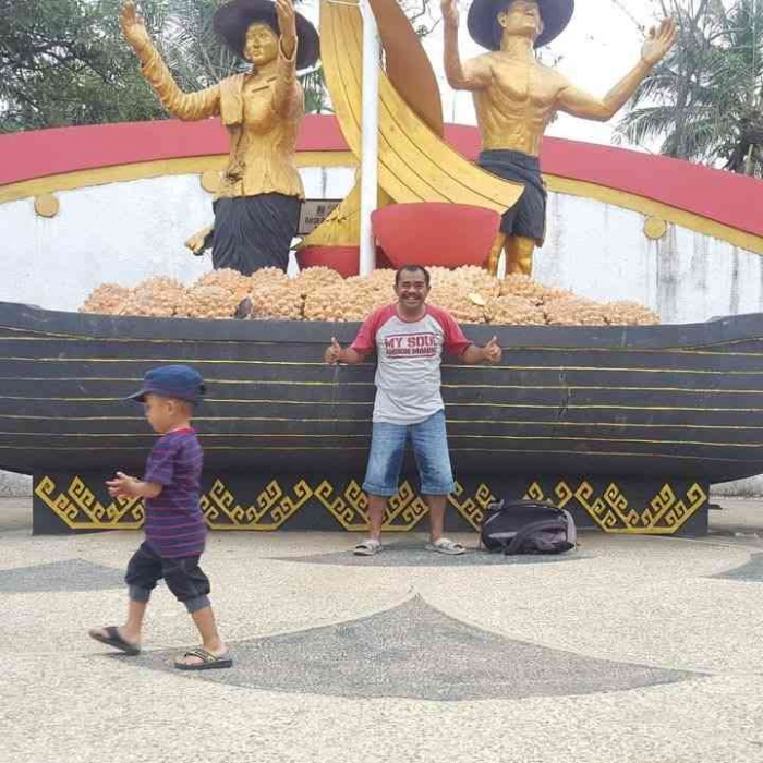 Tugu Perahu/Tugu Tani adalah tugu ikonik di Kecamatan Baradatu, Way Kanan, Lampung (dok foto: Gregorius Mafanu)