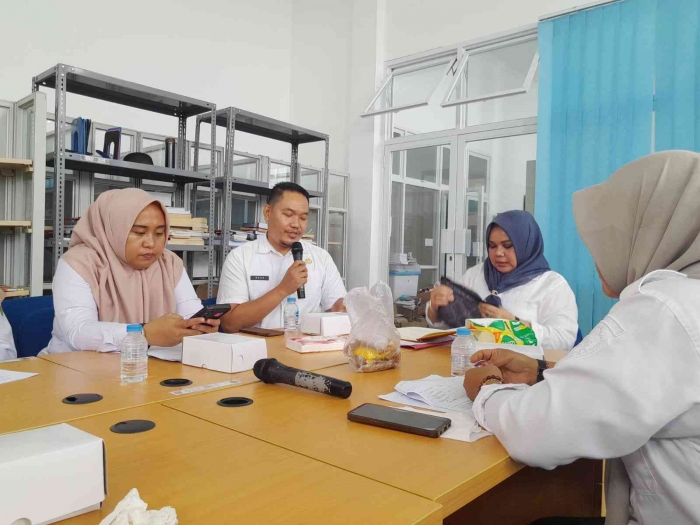 Pak Agus Irawan sedang membacakan hasil pencabutan nomor (dokpri)