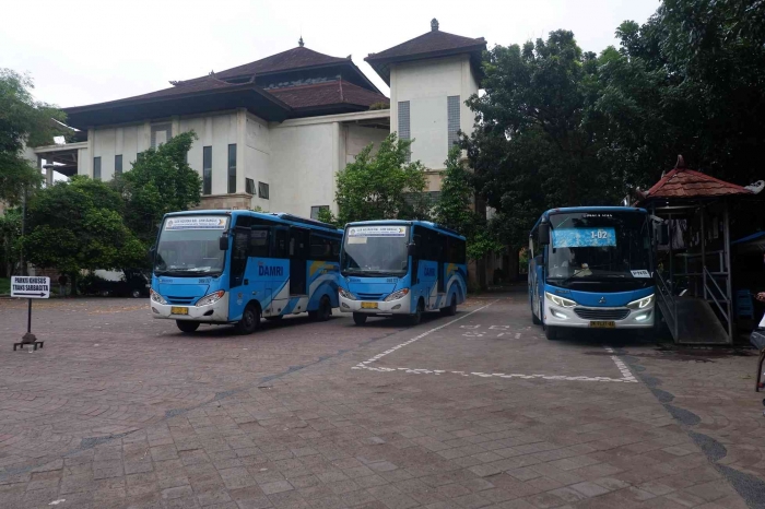 Bus DAMRI dan Bus Trans Sarbagita di GOR Ngurah Rai. - Dokpri
